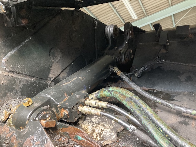 塵芥車(パッカー車)のオイル漏れ修理 | リフトシリンダー オーバーホール
